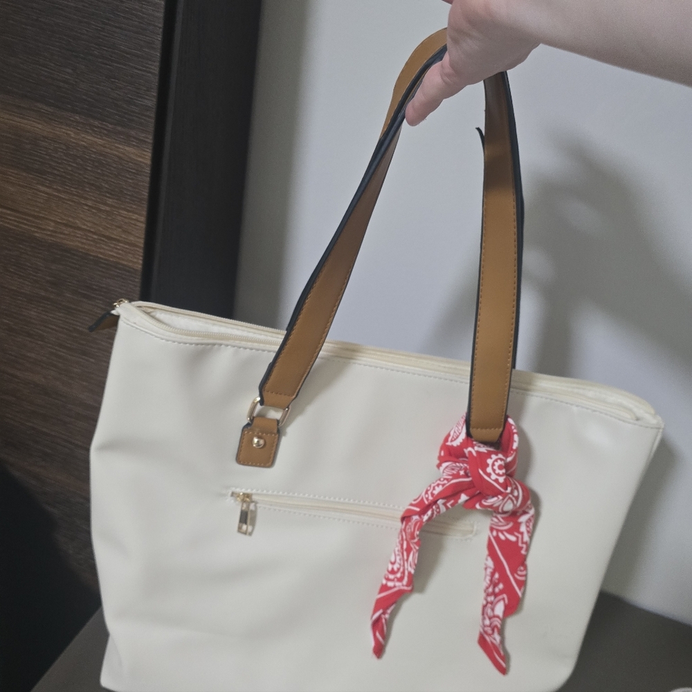 Elegant Cream Handbag with Brown Accent - Picture 1 of 10